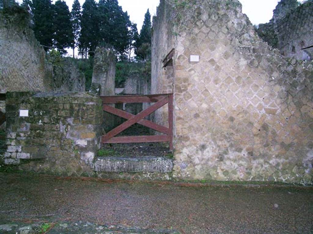 Ins Or II, 2, Herculaneum. December 2004. Looking east to entrance doorway.
Photo courtesy of Nicolas Monteix.